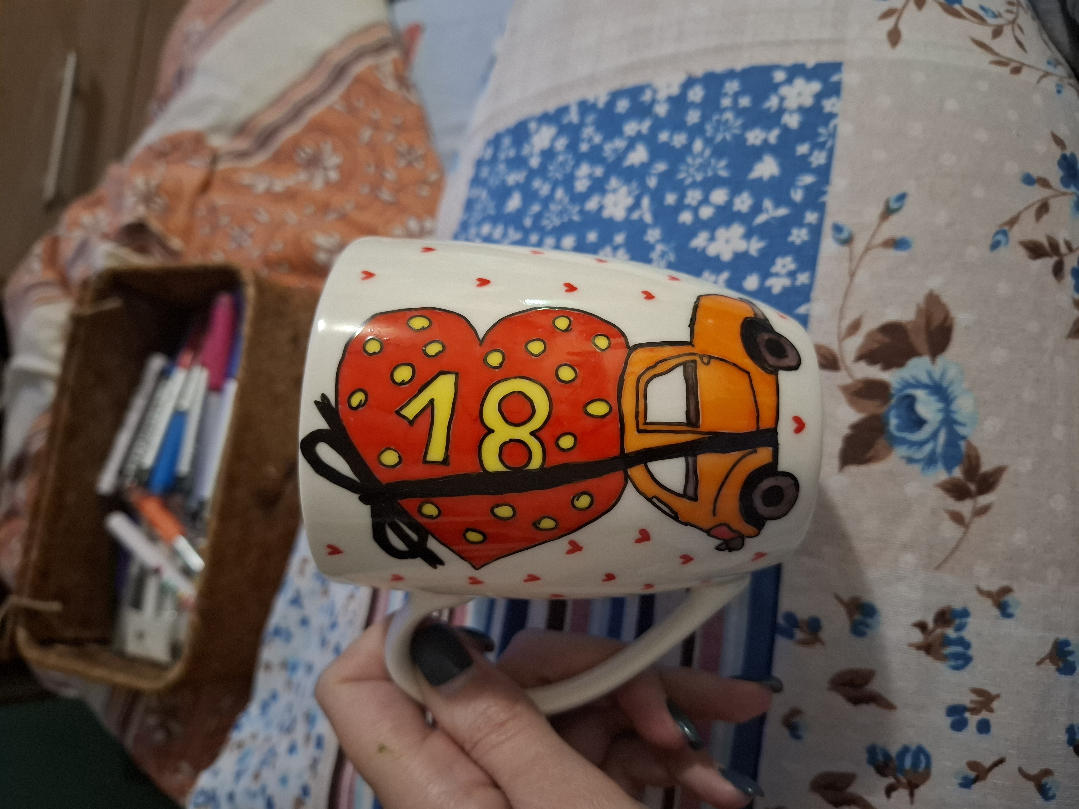 Ručno iscrtana šolja — slika 1