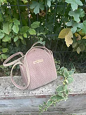 Torba od jutanog kanapa, prošarana bordo rafijom.