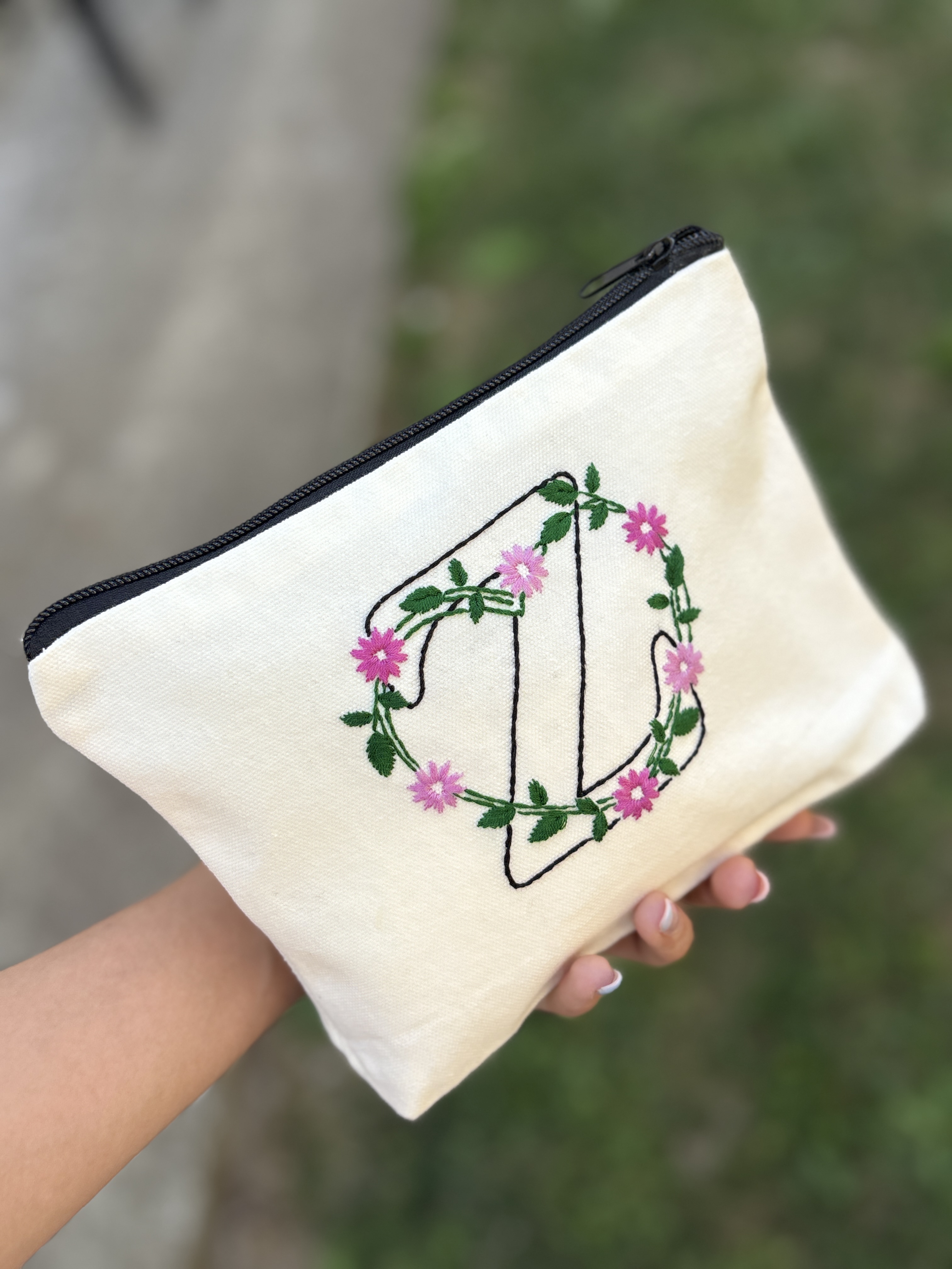 Ručno vezeni neseser s personalizovanim monogramom — slika 1