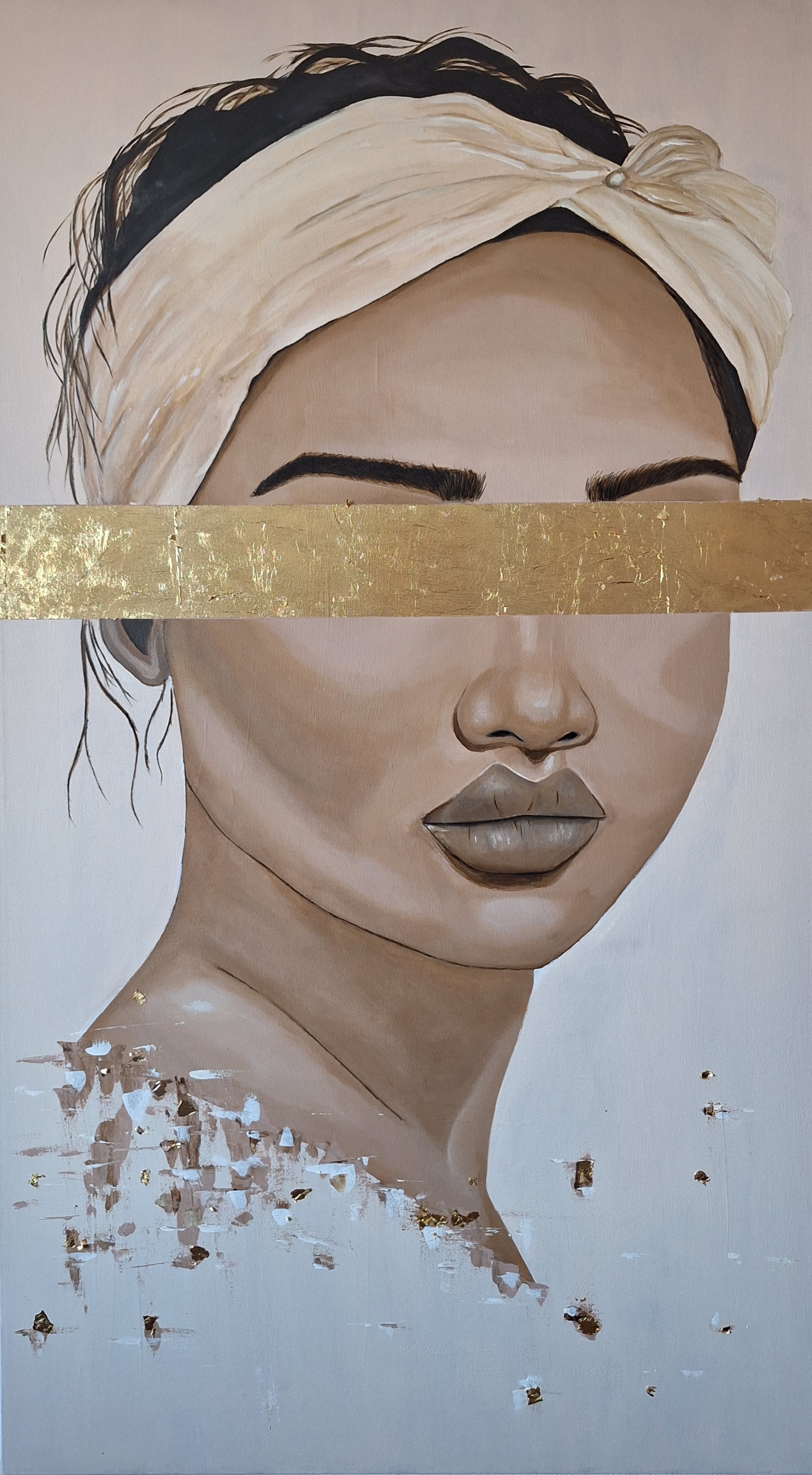 Portret žene sa zlatnim detaljima — slika 1
