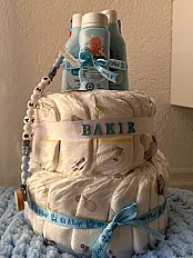 Elegantna Torta od Pelena s Baby Poklon Setom + Vezica za dudu