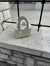 Prljavo bijelo-srebrena biserna torbica