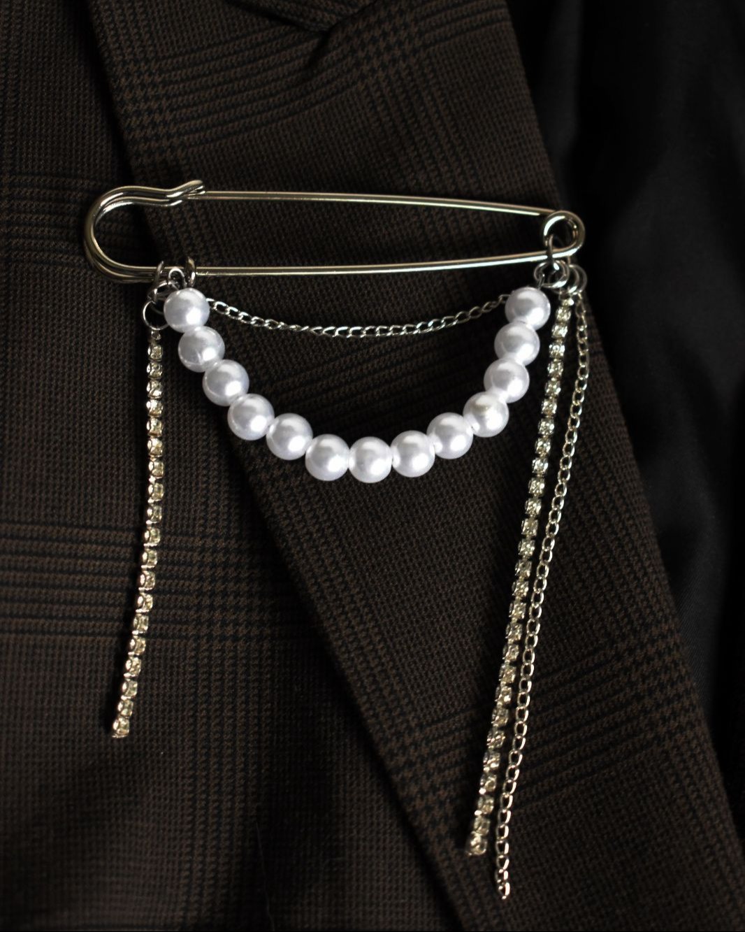 Nitka Charm broš — slika 1