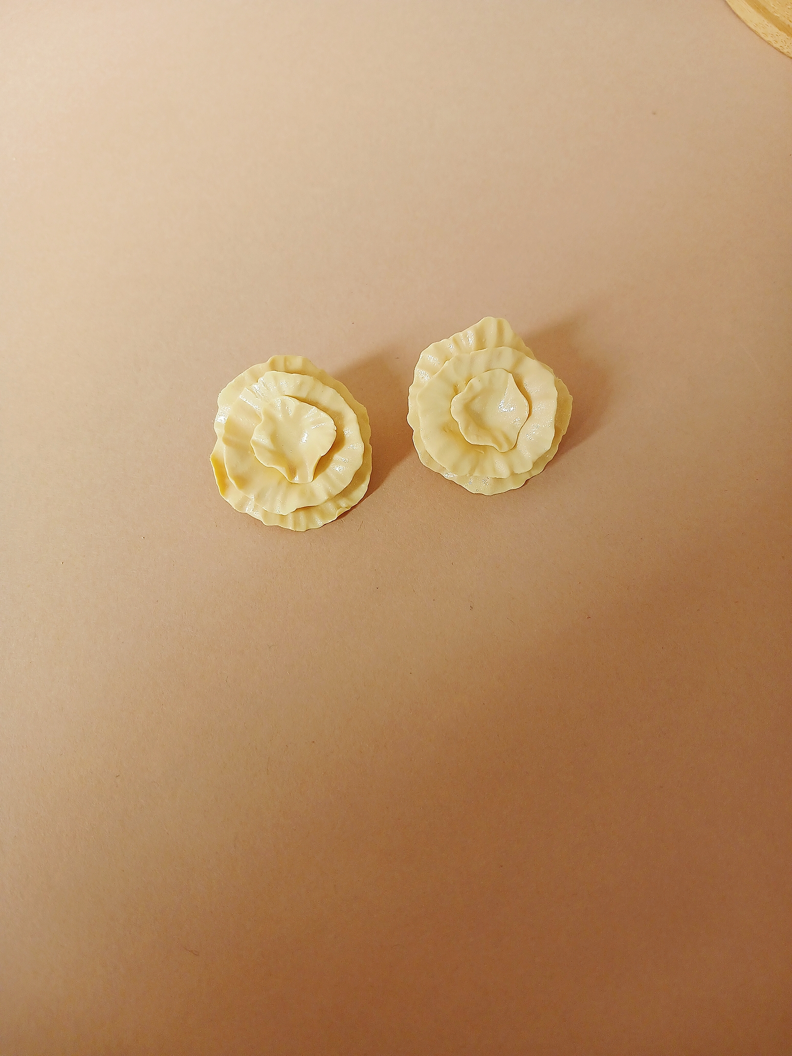LENTA Stud Naušnice | Butter Žuta — slika 1
