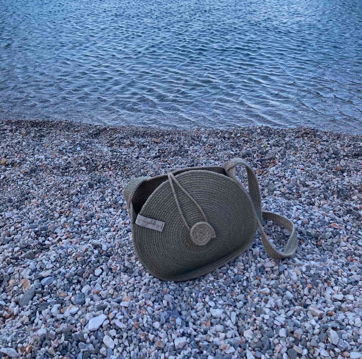 Mala okrugla torba od jutanog kanapa prošarana sa zelenom rafijom — slika 3