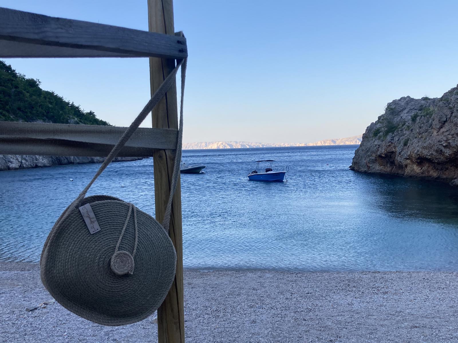 Mala okrugla torba od jutanog kanapa prošarana sa zelenom rafijom — slika 5