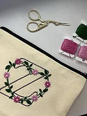 Ručno vezeni neseser s personalizovanim monogramom — slika 3