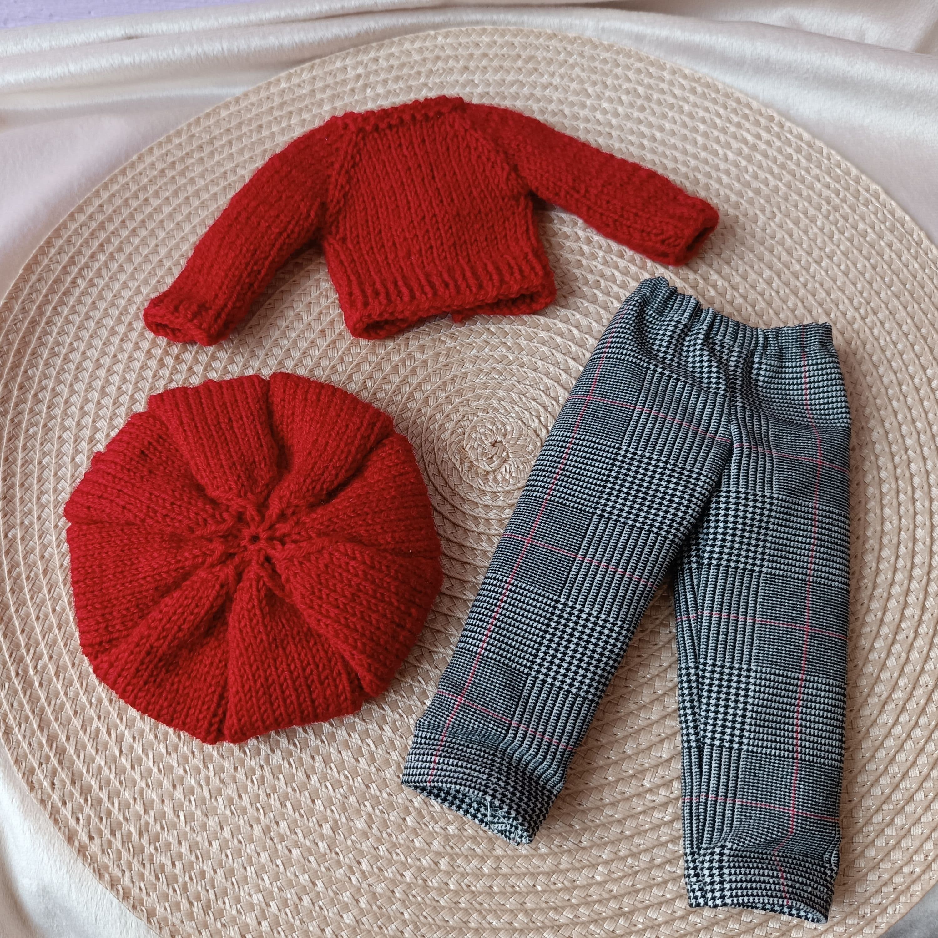 Set odjeće za lutke Paola Reina - šivene pantale, crveni džemper — slika 4