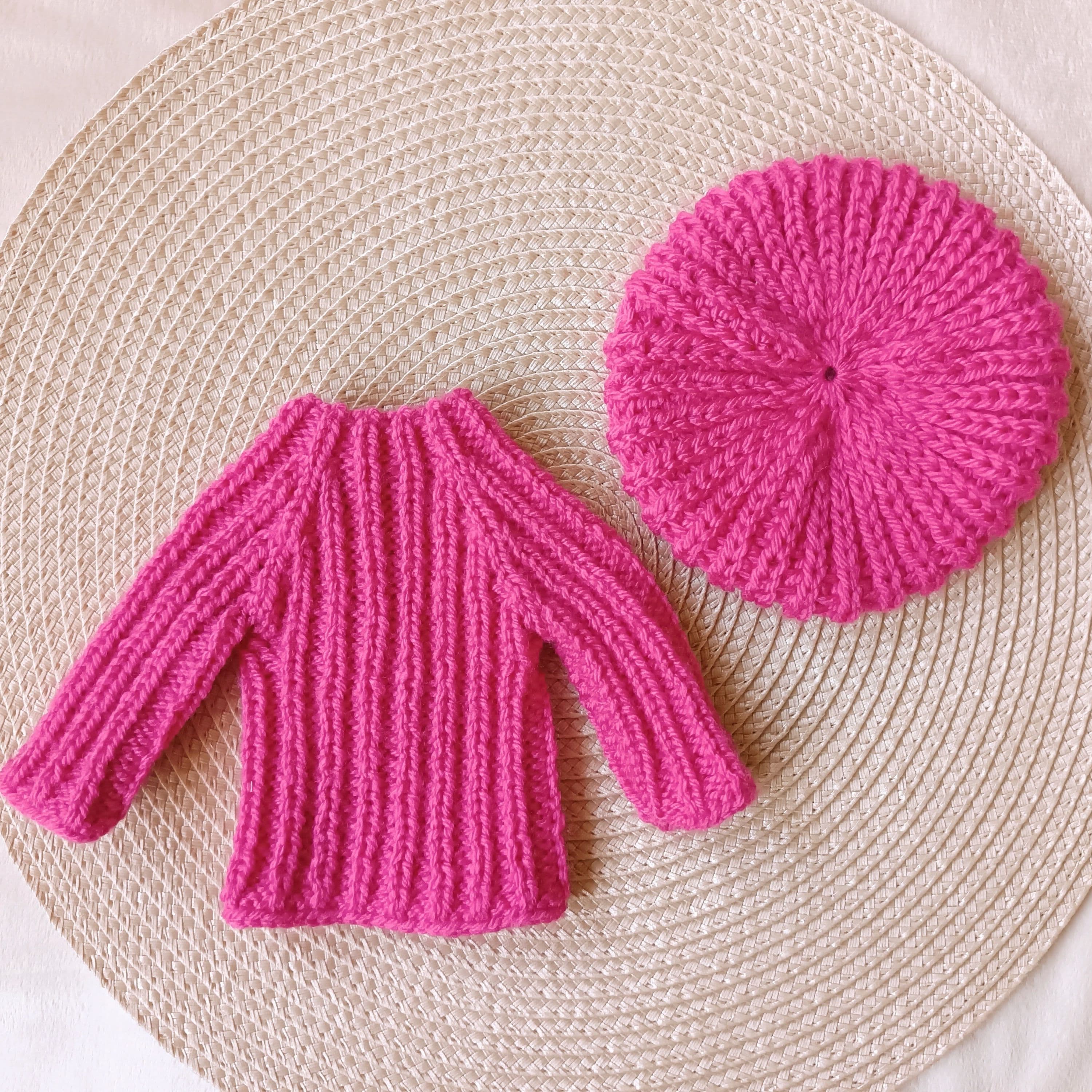 Set odjeće za lutke Paola Reina - pletena pink haljina i kapa — slika 5