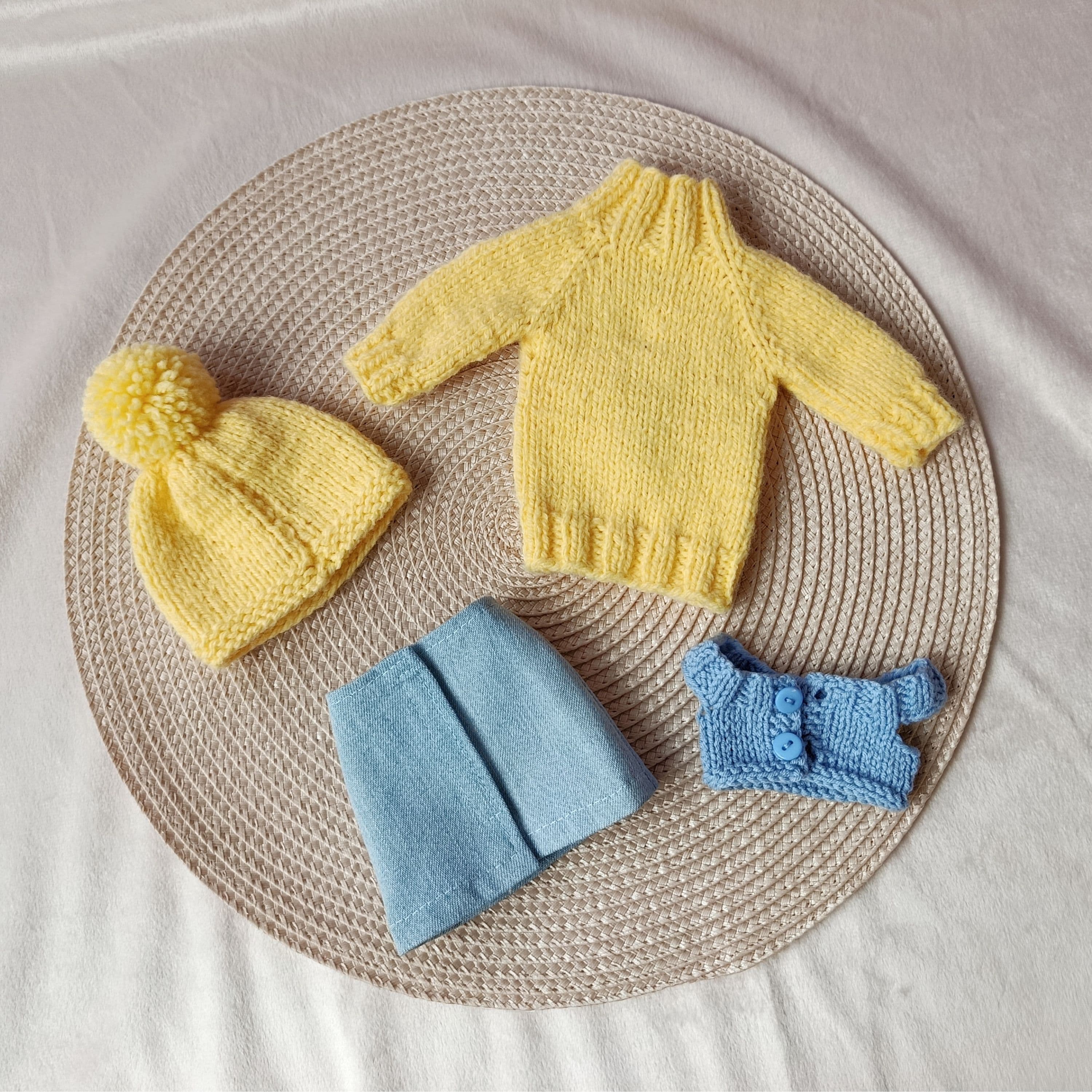 Set odjeće za lutke Paola Reina - dugi žuti džemper i jeans suknja — slika 7